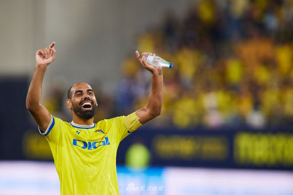 个两面派是 个两面派是